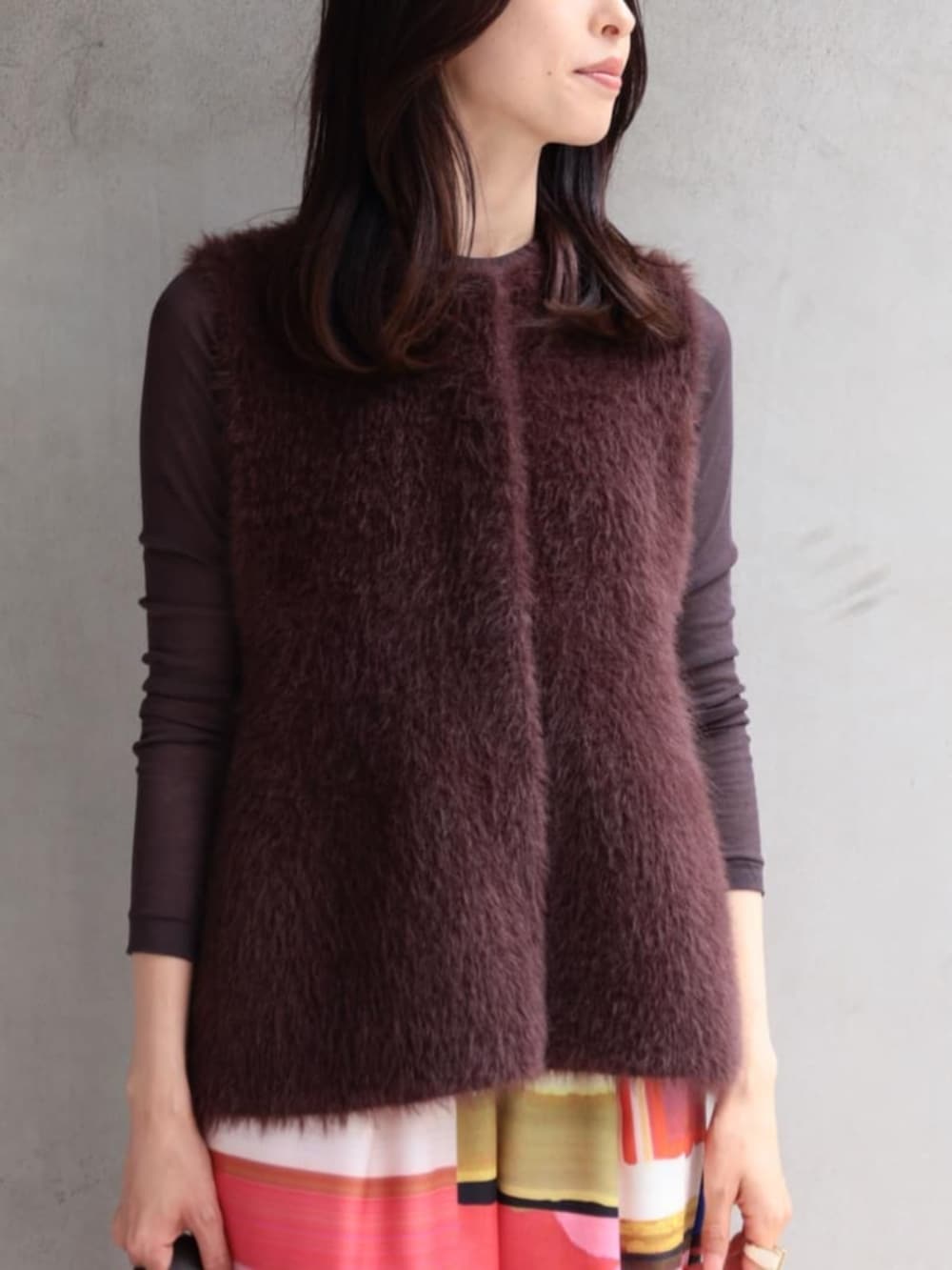 ブラウン系のベスト、ブラウン系のTシャツ/カットソー、グレー系のハンドバッグを着用したレディースの夏コーディネートの2枚目の写真
