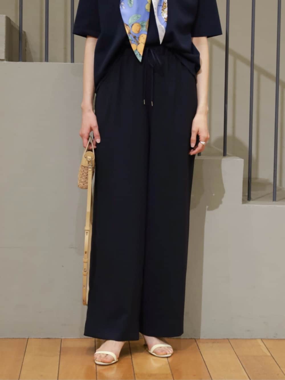 ブルー系のニット/セーター、ブルー系のノーカラージャケット、ブルー系のその他パンツを着用したレディースの春コーディネートの4枚目の写真