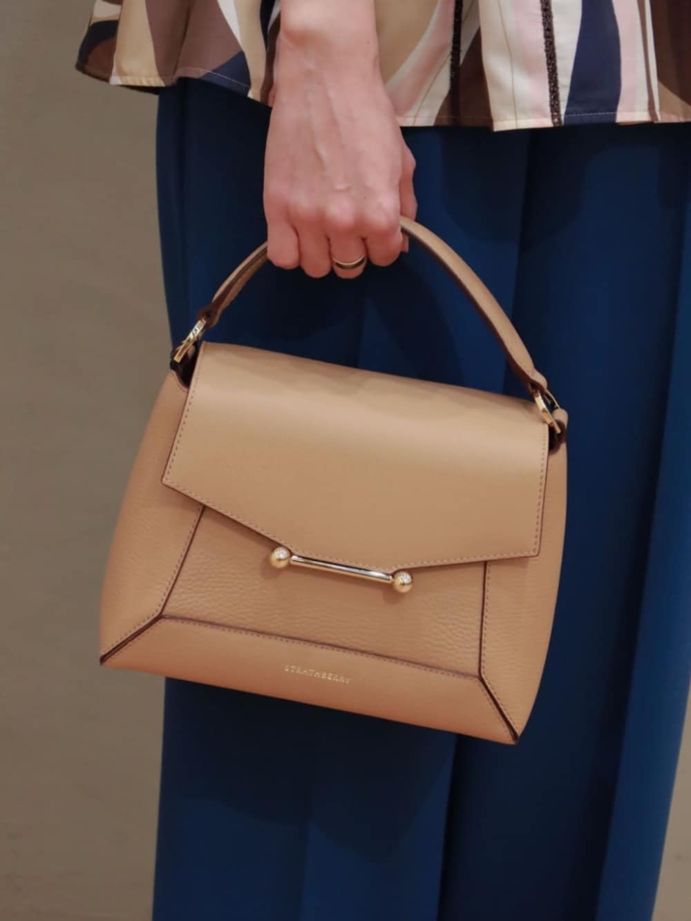 ベージュ系のシャツ/ブラウス、ブルー系のその他パンツを着用したレディースの春コーディネートの4枚目の写真