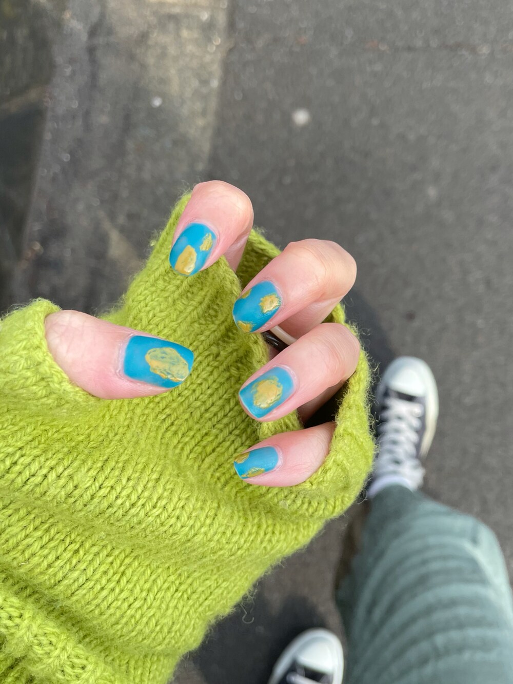 ホワイト系のTシャツ/カットソー、グリーン系のその他パンツ、グリーン系のステンカラーコートを着用したレディースの冬コーディネートの2枚目の写真