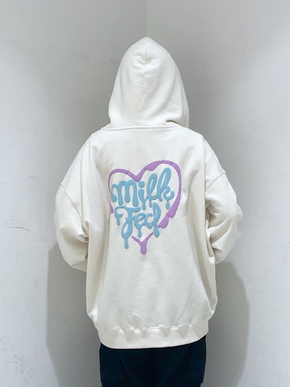 ホワイト系のパーカー、ピンク系のバックパック/リュックを着用したレディースの冬コーディネートの3枚目の写真