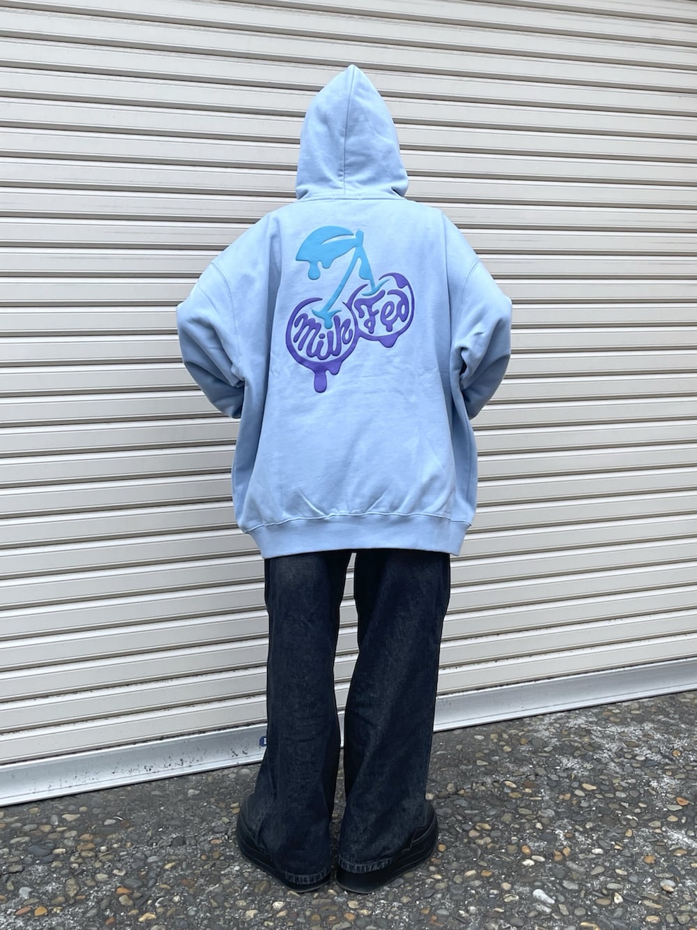 ブルー系のパーカー、ブラック系のデニムパンツを着用したレディースの冬コーディネートの2枚目の写真