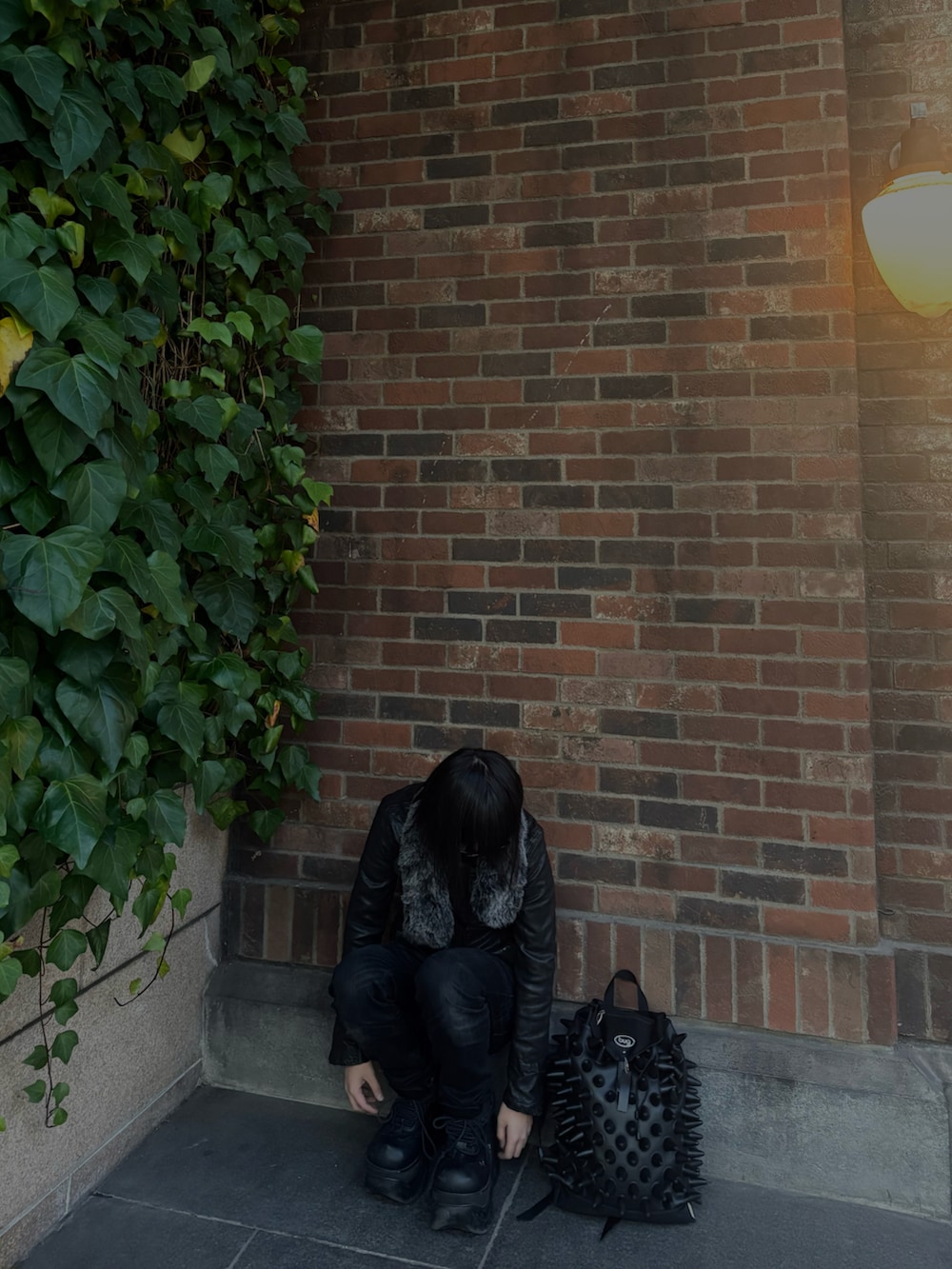 ブラック系のバックパック/リュック、ブラック系のパンツ、ブラック系のブーツを着用したメンズの冬コーディネートの2枚目の写真