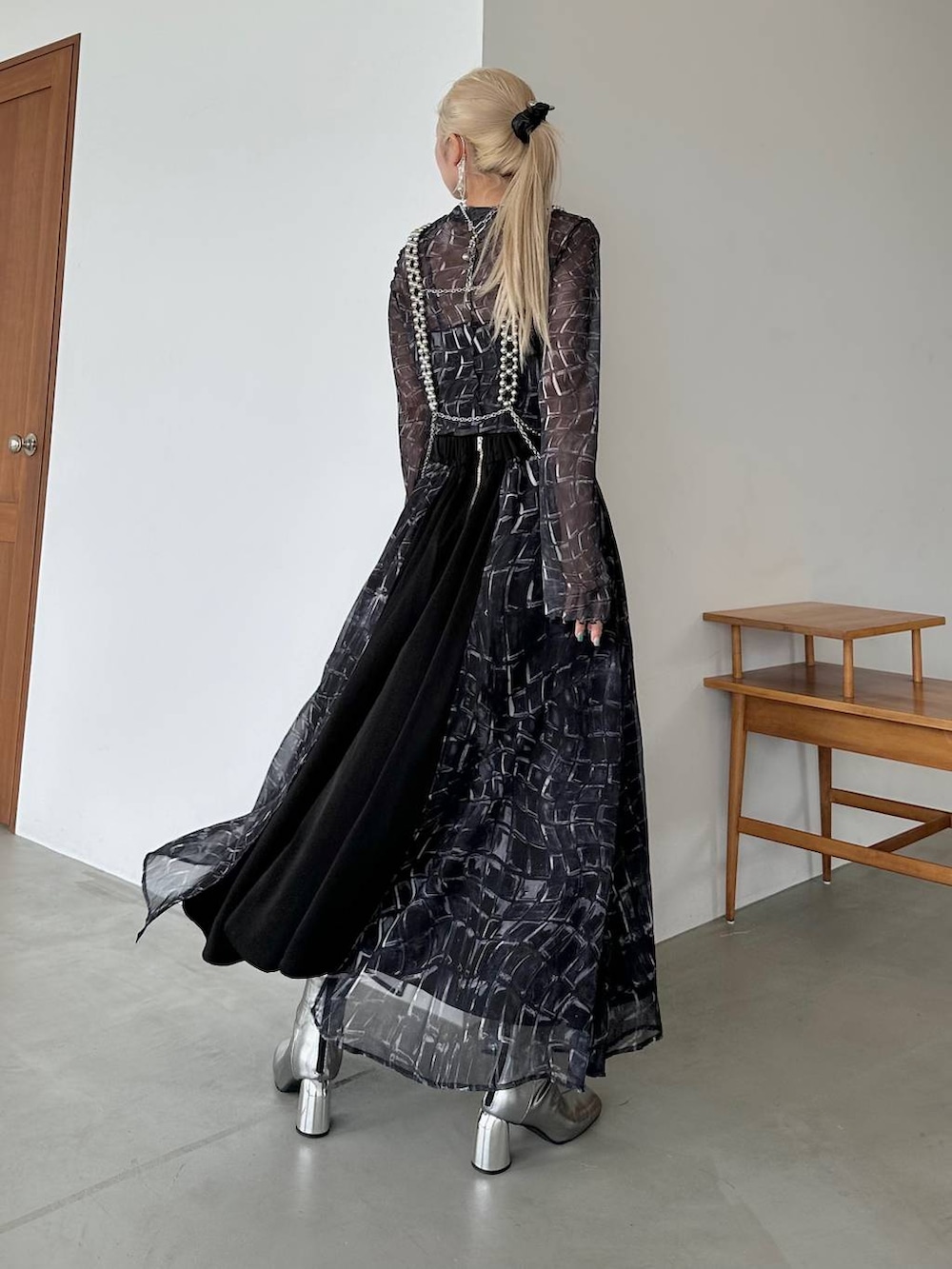 「セットアップ、ロングスカート、ブーツ、体型カバー、着痩せ・細見え、モード、結婚式2次会、休日コーデ、デート/ロマンティック、秋コーデ、女子会、個性派、モテ、きれいめ、カラーコーデ_HARE」｜「HAREのメタルヒールストレッチブーツ(HARE)（ブーツ、シルバー系）」を使った、hare_usamiさん（骨格ウェーブ・レディース・158cm）の夏コーディネートの2枚目の写真