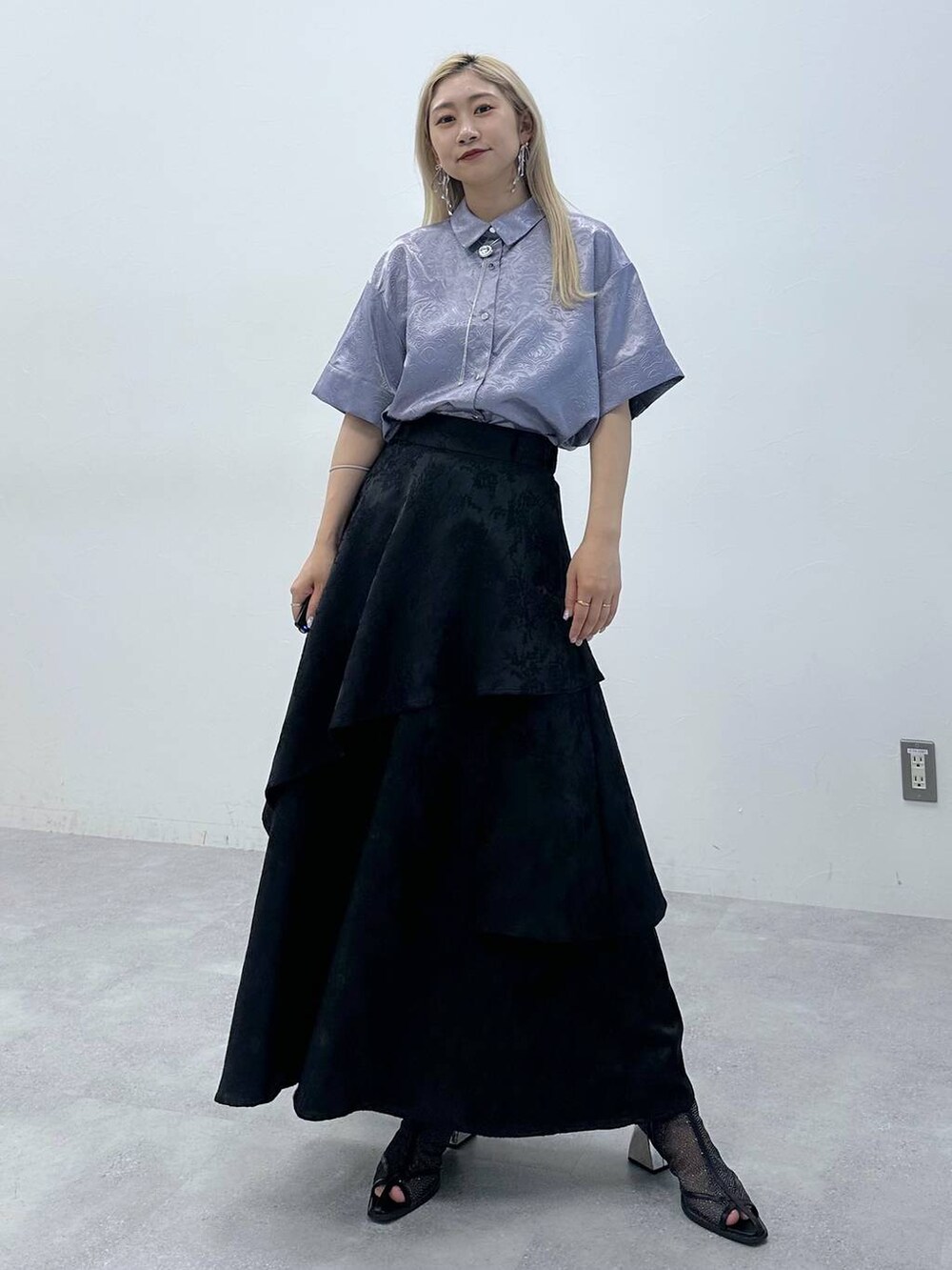 「デート/ロマンティック、女子会、個性派、モテ、シャツ、ロングスカート、ブーツ、体型カバー、着痩せ・細見え、モード、結婚式2次会、休日コーデ、秋コーデ、きれいめ、カラーコーデ_HARE」｜「HAREのメタルヒールメッシュブーサン(HARE)（サンダル、ブラック系）」を使った、hare_usamiさん（骨格ウェーブ・レディース・158cm）の春コーディネートの9枚目の写真