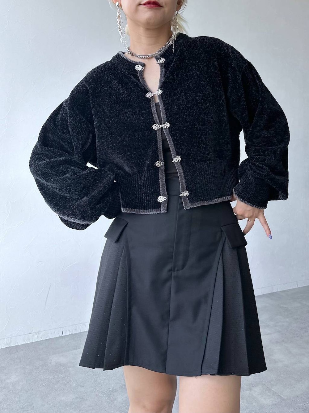 シルバー系のブーツ、ブラック系のその他パンツ、ブラック系のカーディガン/ボレロを着用したレディースの夏コーディネートの8枚目の写真