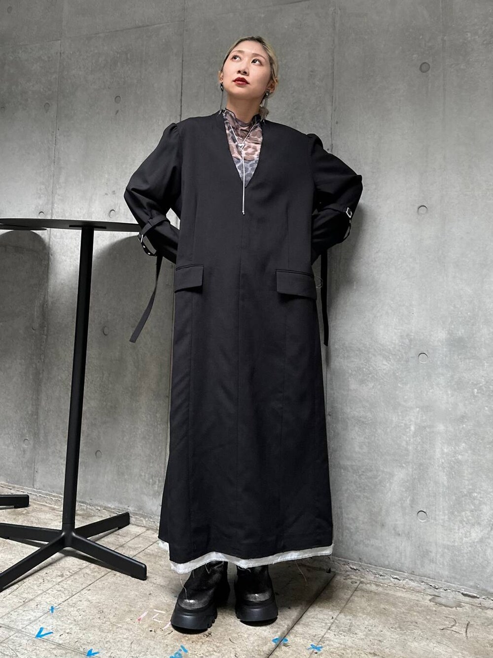 「体型カバー、着痩せ・細見え、モード、結婚式2次会、休日コーデ、デート/ロマンティック、秋コーデ、女子会、個性派、モテ、きれいめ、カラーコーデ_HARE、HARE、ワンピース、ブーツ」｜「HAREの2WAYアソートシアートップス(HARE)（Tシャツ/カットソー、グレー系）」を使った、hare_usamiさん（骨格ウェーブ・レディース・158cm）の秋コーディネートの3枚目の写真