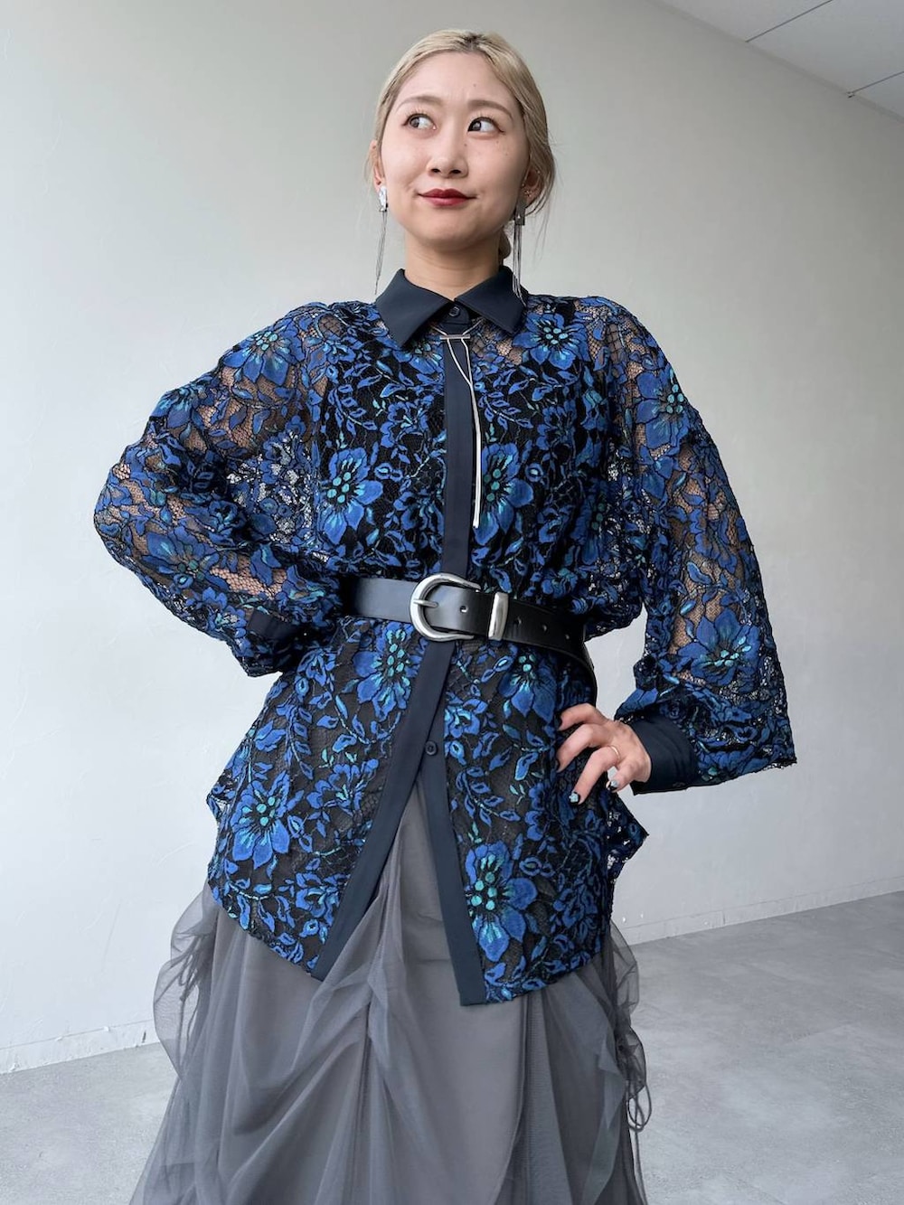 「体型カバー、着痩せ・細見え、モード、結婚式2次会、休日コーデ、デート/ロマンティック、秋コーデ、女子会、個性派、モテ、きれいめ、カラーコーデ_HARE、HARE、シャツ、シャツスタイル」｜「HAREのイソザイポケットショルダーバッグ(HARE)（ショルダーバッグ、グレー系）」を使った、hare_usamiさん（レディース・158cm）の冬コーディネートの3枚目の写真