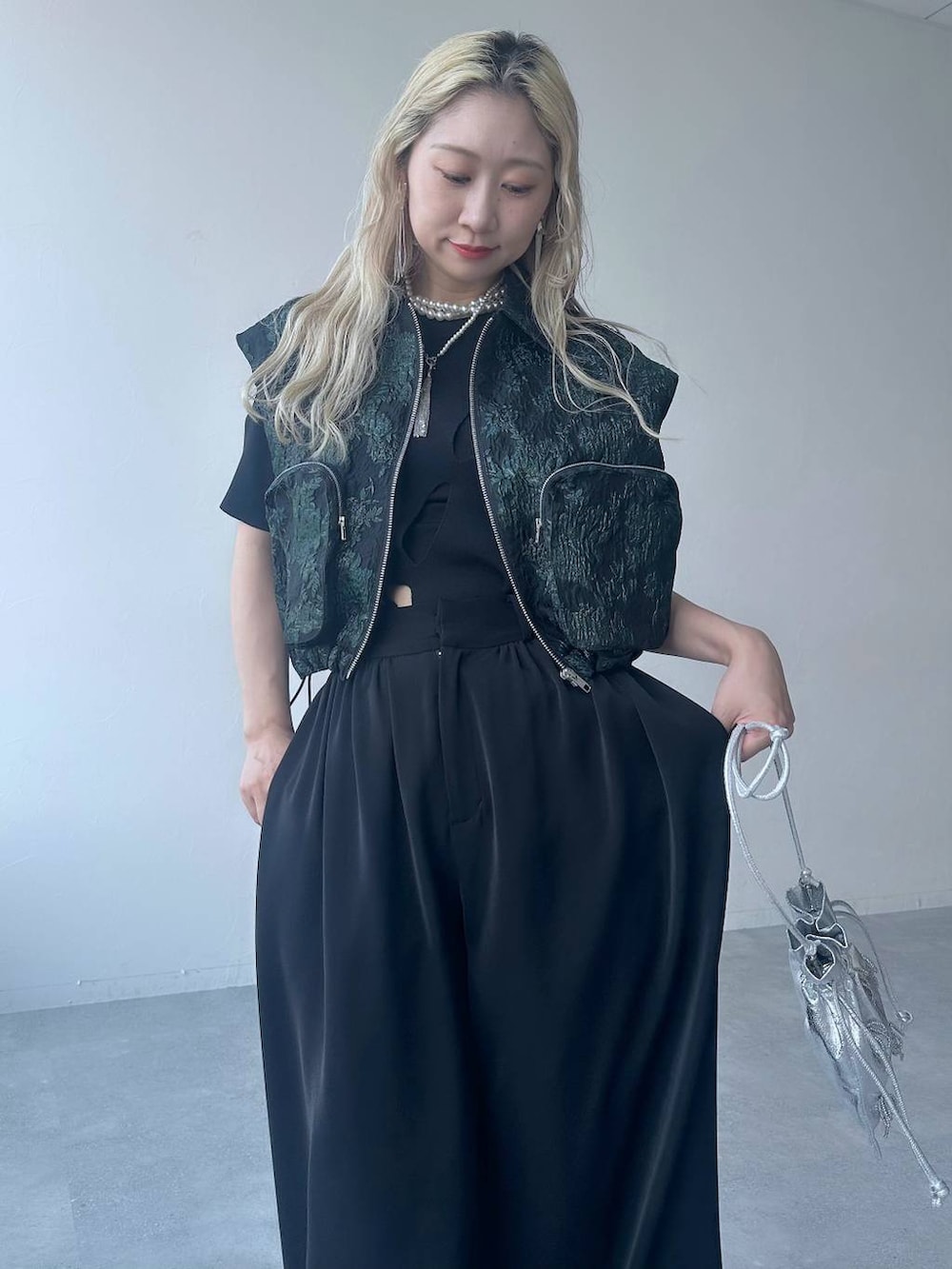 「体型カバー、着痩せ・細見え、モード、結婚式2次会、休日コーデ、デート/ロマンティック、夏コーデ、女子会、個性派、モテ、きれいめ、カラーコーデ_HARE、HARE、ベスト、ワイドパンツ」｜「HAREのラメカットアウトブーサン(HARE)（サンダル、ブラック系）」を使った、hare_usamiさん（骨格ウェーブ・レディース・158cm）の夏コーディネートの3枚目の写真