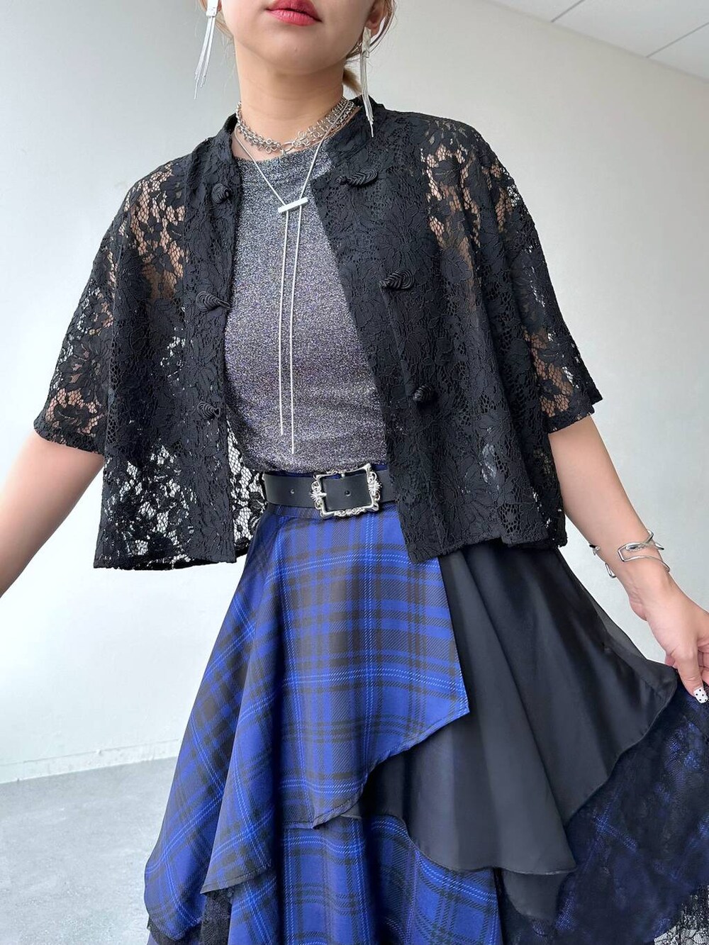 「デート/ロマンティック、春コーデ、女子会、モテ、カラーコーデ_HARE、HARE、ロングスカート、シャツ、カップ付きインナー、きれいめ、着痩せ・細見え、モード、結婚式2次会、休日コーデ、個性派」｜「HAREのメッシュレースアップブーサン(HARE)（サンダル、ブラック系）」を使った、hare_usamiさん（レディース・158cm）の春コーディネートの4枚目の写真