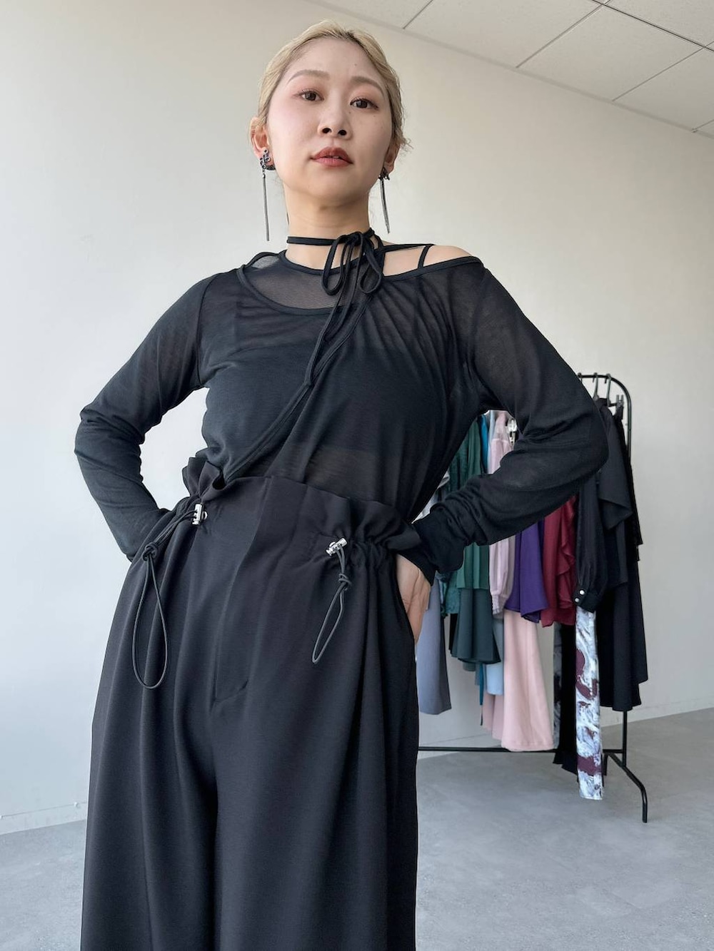 「きれいめ、着痩せ・細見え、モード、結婚式2次会、休日コーデ、デート/ロマンティック、春コーデ、女子会、個性派、モテ、カラーコーデ_HARE、HARE、ワイドパンツ」｜「HAREのメタルパーツサボサンダル(HARE)（サンダル、ブラック系）」を使った、hare_usamiさん（レディース・158cm）の春コーディネートの3枚目の写真