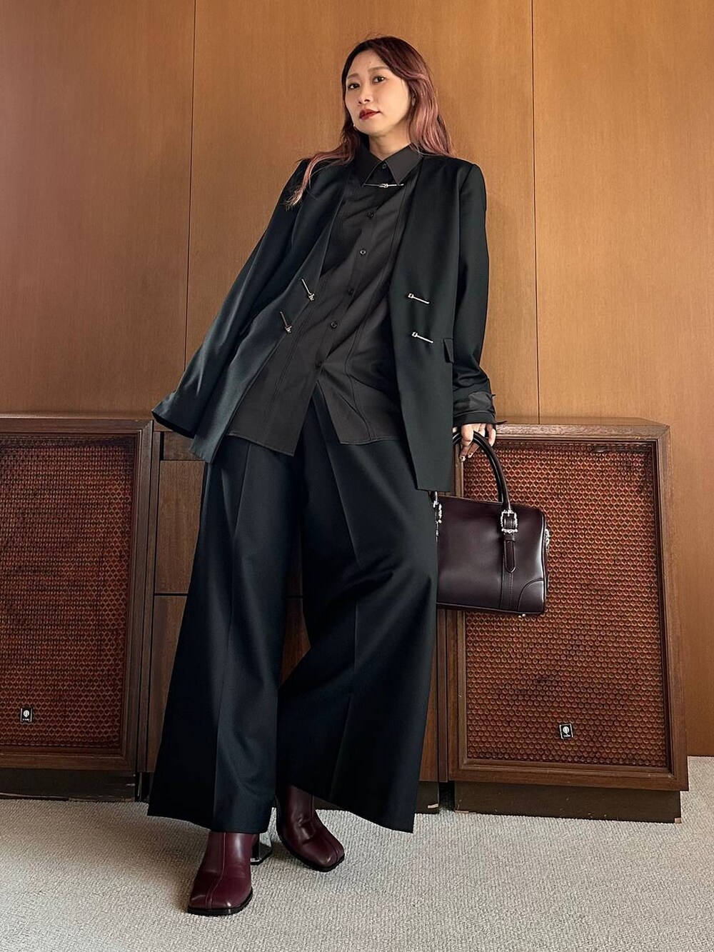 ブラウン系のボストンバッグ、レッド系のブーツを着用したレディースの秋コーディネートの4枚目の写真