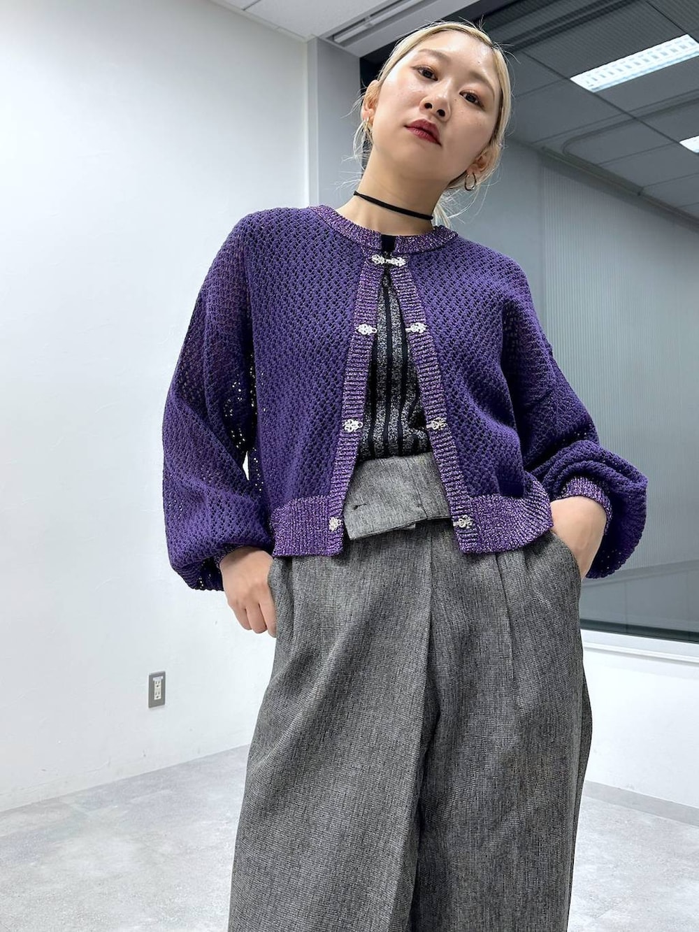 「体型カバー、着痩せ・細見え、モード、結婚式2次会、休日コーデ、デート/ロマンティック、秋コーデ、女子会、個性派、モテ、きれいめ、カラーコーデ_HARE、HARE、カーディガン、ワイドパンツ」｜「HAREの2WAYスクエアラメニットタンクトップ(HARE)（タンクトップ、ブラック系）」を使った、hare_usamiさん（レディース・158cm）の冬コーディネートの3枚目の写真
