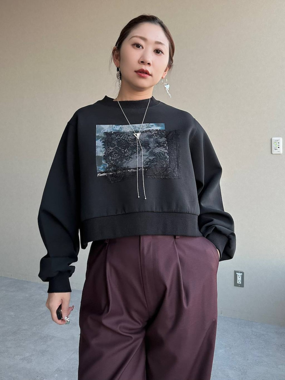 ブラック系のスニーカー、ブラック系のスウェット、レッド系のその他パンツを着用したレディースの冬コーディネートの7枚目の写真