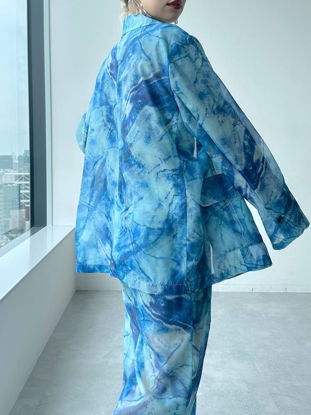 シルバー系のサンダル、ブルー系のその他パンツ、ブルー系のテーラードジャケットを着用したレディースの春コーディネートの5枚目の写真