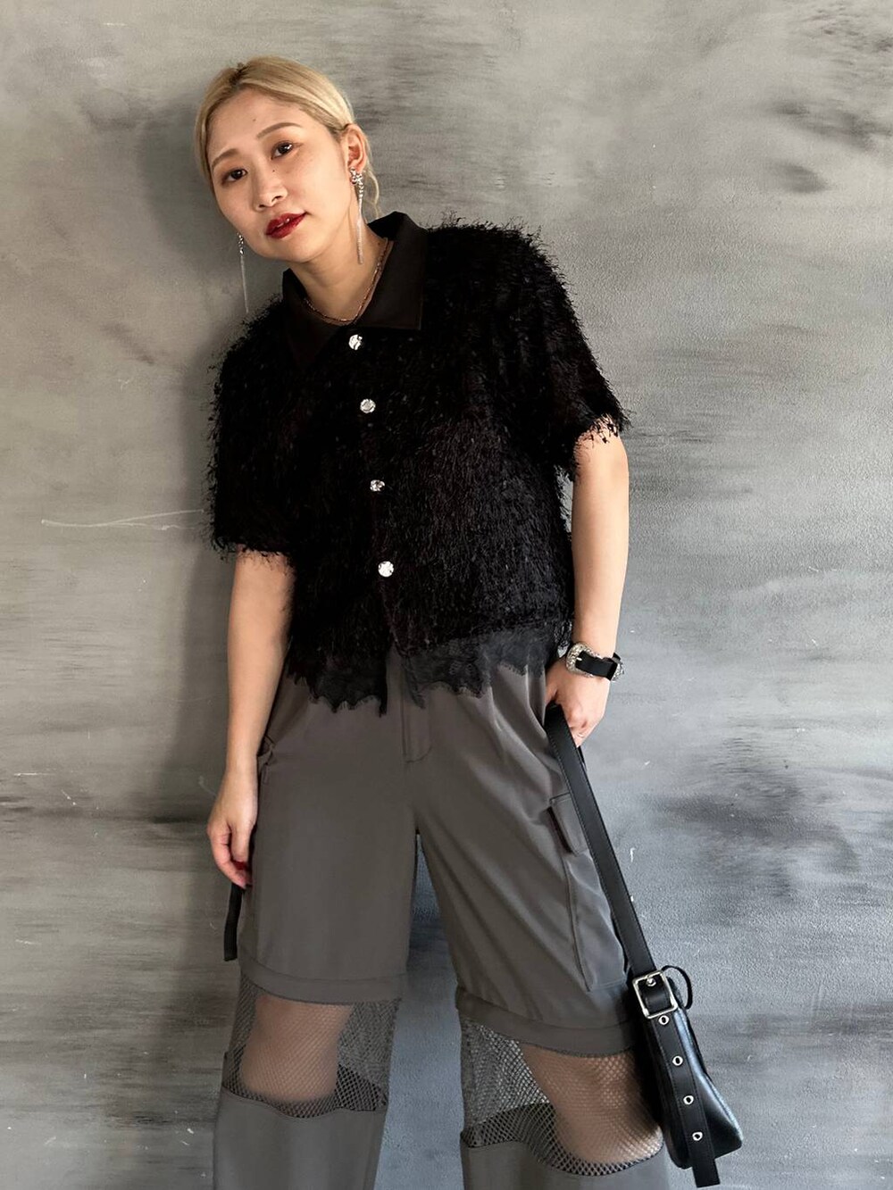 ブラック系のTシャツ/カットソー、グレー系のカーゴパンツ、ブラック系のブレスレットを着用したレディースの春コーディネートの3枚目の写真