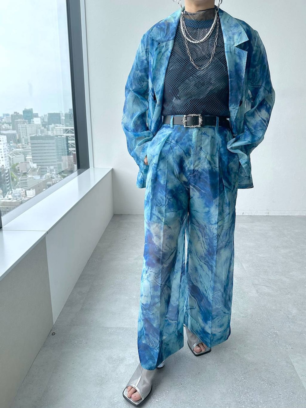 シルバー系のサンダル、ブルー系のその他パンツ、ブルー系のテーラードジャケットを着用したレディースの春コーディネートの7枚目の写真