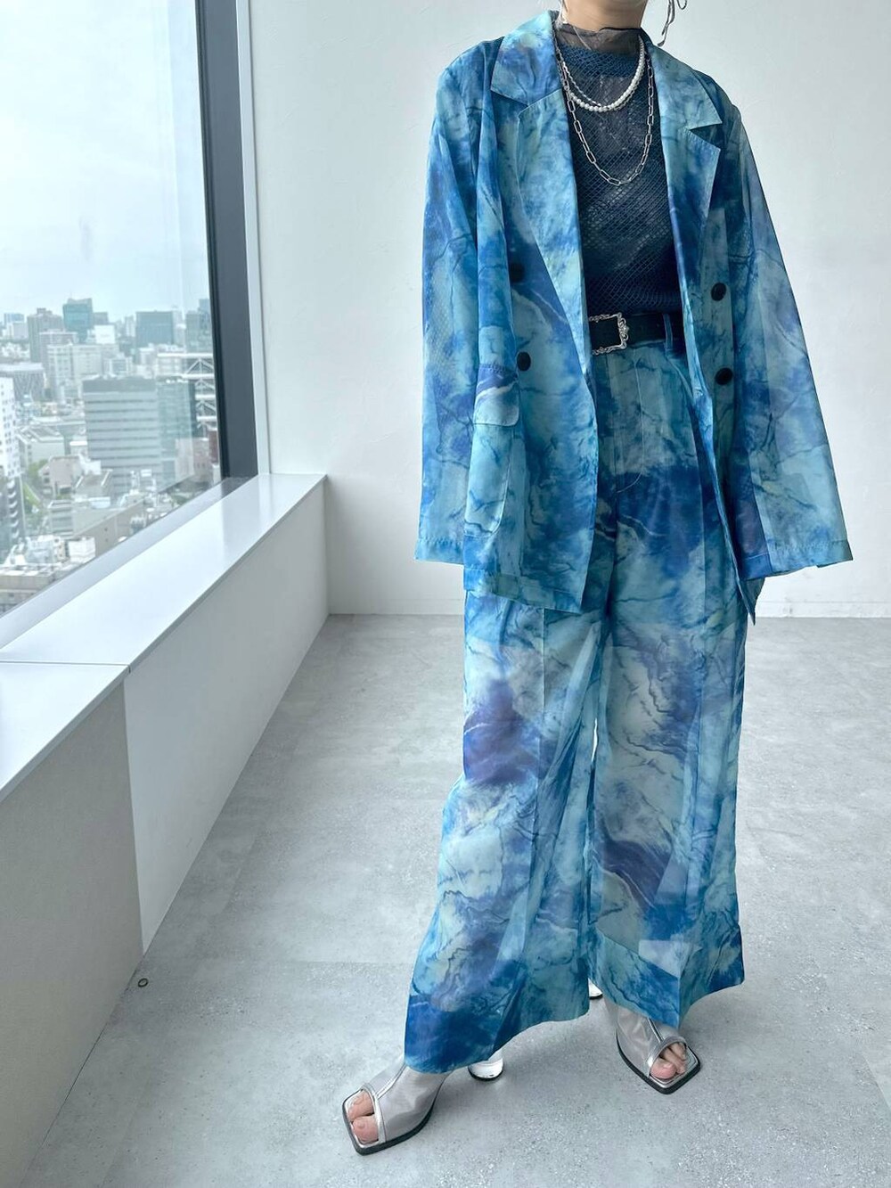 シルバー系のサンダル、ブルー系のその他パンツ、ブルー系のテーラードジャケットを着用したレディースの春コーディネートの6枚目の写真