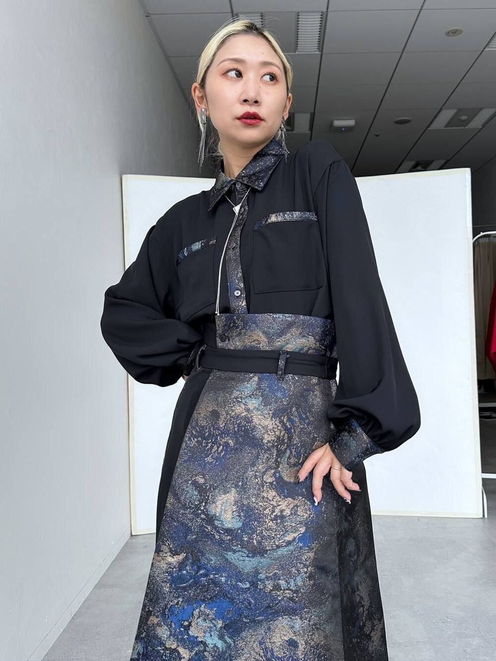 「体型カバー、着痩せ・細見え、モード、結婚式2次会、休日コーデ、デート/ロマンティック、秋コーデ、女子会、個性派、モテ、きれいめ、カラーコーデ_HARE、HARE、セットアップ、シャツ」｜「HAREのメタルラインロングブーツ(HARE)（ブーツ、ブラック系）」を使った、hare_usamiさん（レディース・158cm）の秋コーディネートの4枚目の写真