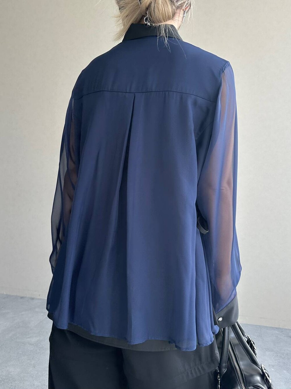 ブラック系のカーゴパンツ、ブラック系のボストンバッグ、シルバー系のブーツを着用したレディースの夏コーディネートの7枚目の写真