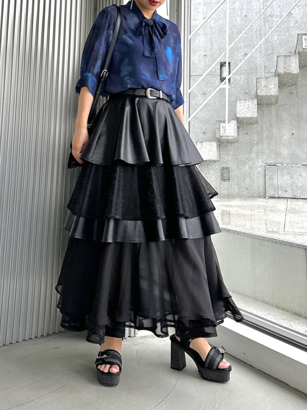 「きれいめ、着痩せ・細見え、モード、結婚式2次会、休日コーデ、デート/ロマンティック、夏コーデ、女子会、個性派、モテ、カラーコーデ_HARE、HARE、ブラウス、ロングスカート」｜「HAREのメタルボリュームヒールスポーツチャンキーサンダル(HARE)（サンダル、グレー系）」を使った、hare_usamiさん（レディース・158cm）の夏コーディネートの6枚目の写真
