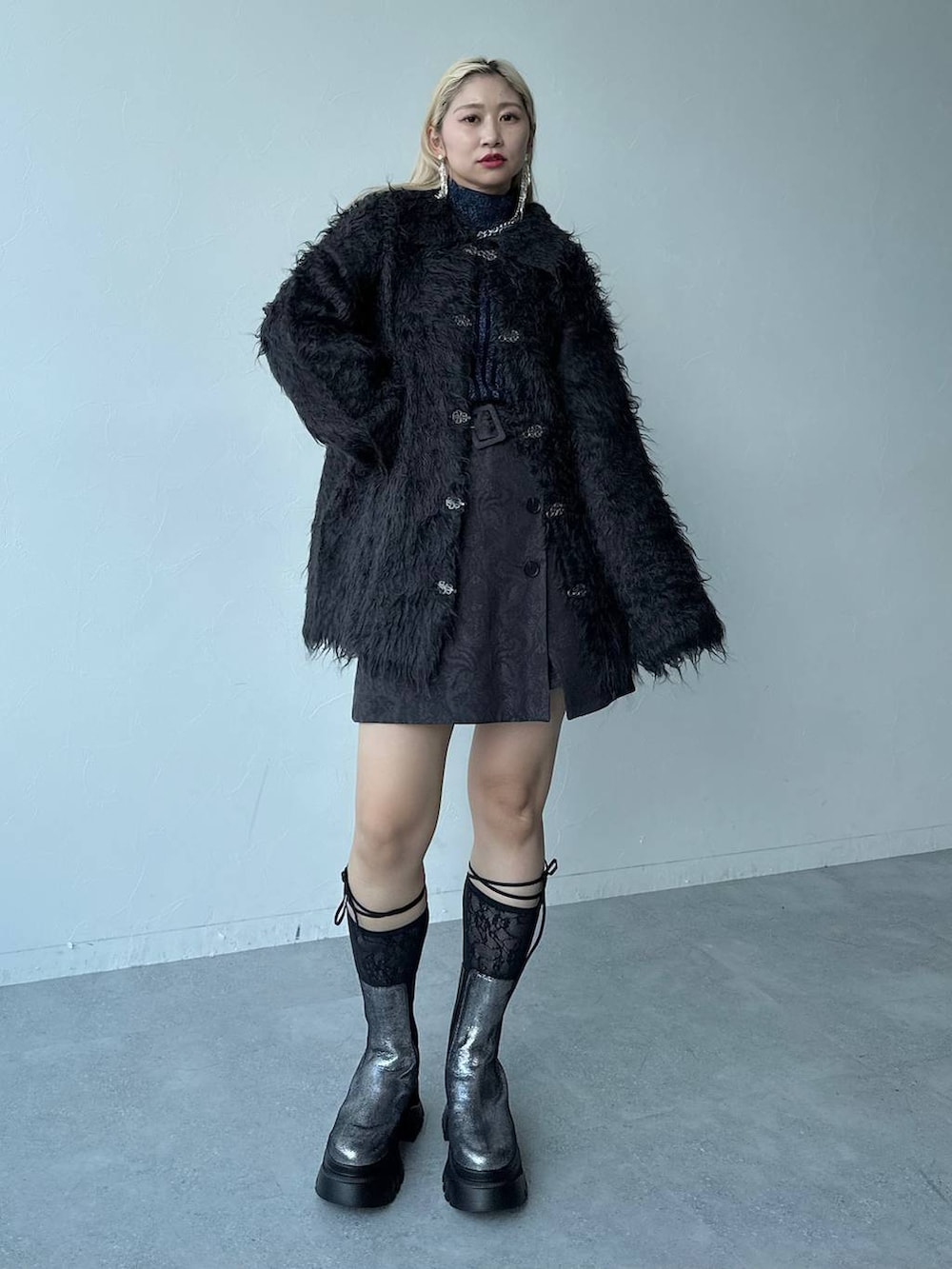 「体型カバー、着痩せ・細見え、モード、結婚式2次会、休日コーデ、デート/ロマンティック、秋コーデ、女子会、個性派、モテ、きれいめ、カラーコーデ_HARE、HARE、ショートパンツ、ブーツ」｜「HAREのラメランダムリブニット(HARE)（ニット/セーター、ブルー系）」を使った、hare_usamiさん（骨格ウェーブ・レディース・158cm）の夏コーディネートの9枚目の写真