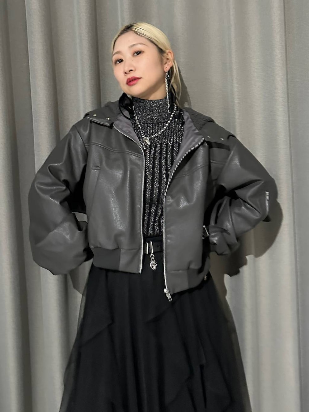 「体型カバー、着痩せ・細見え、モード、モテ、結婚式2次会、休日コーデ、デート/ロマンティック、秋コーデ、女子会、個性派、きれいめ、カラーコーデ_HARE、HARE、ロングスカート、ブルゾン」｜「HAREのラメランダムリブニット(HARE)（ニット/セーター、ブラック系）」を使った、hare_usamiさん（レディース・158cm）の冬コーディネートの4枚目の写真