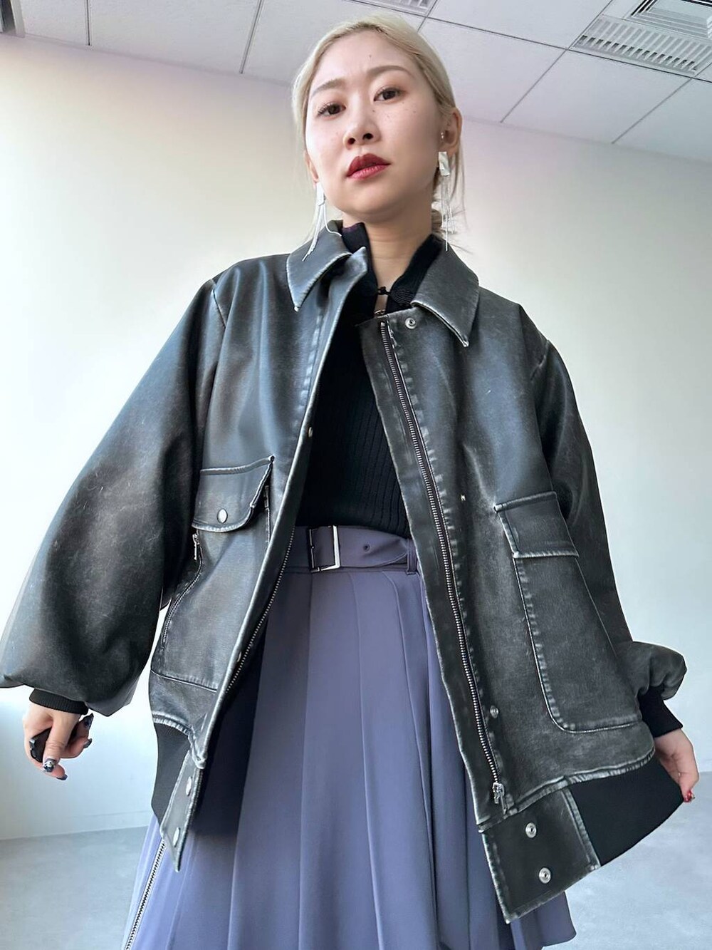 「女子会、モテ、きれいめ、カラーコーデ_HARE、HARE、体型カバー、着痩せ・細見え、モード、結婚式2次会、休日コーデ、デート/ロマンティック、秋コーデ、個性派、ブルゾン、ショートパンツ」｜「HAREのチェーンフリンジイヤリング(HARE)（イヤリング、シルバー系）」を使った、hare_usamiさん（レディース・158cm）の冬コーディネートの4枚目の写真