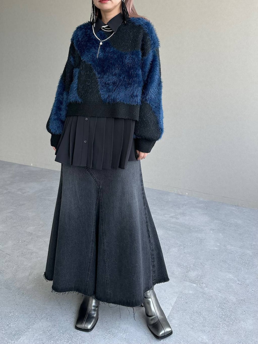 ブラック系のデニムスカート、シルバー系のブーツ、ブラック系のシャツ/ブラウスを着用したレディースの秋コーディネートの5枚目の写真