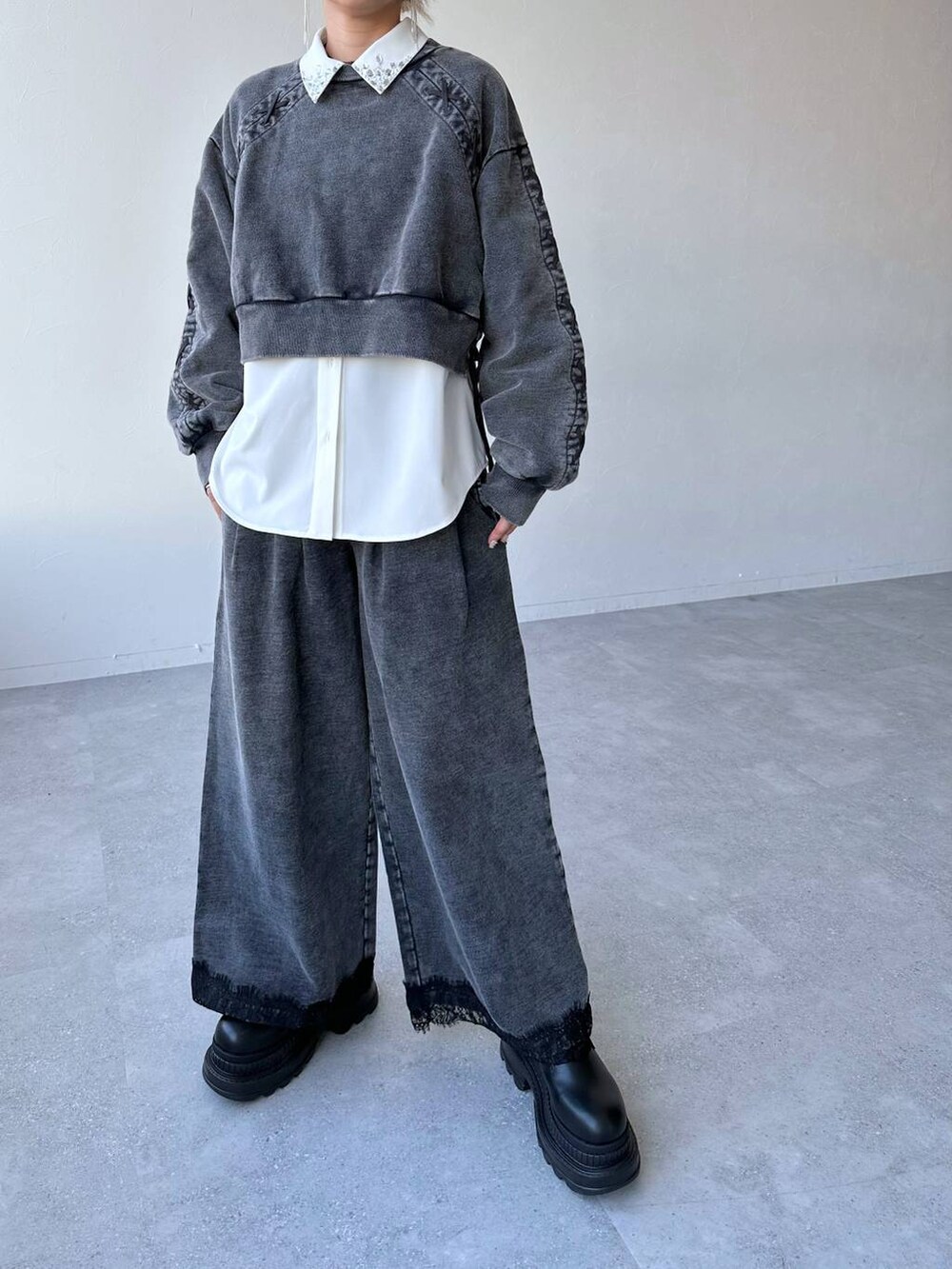 「体型カバー、着痩せ・細見え、モード、結婚式2次会、休日コーデ、デート/ロマンティック、秋コーデ、女子会、個性派、モテ、きれいめ、カラーコーデ_HARE、HARE、セットアップ、スウェット」｜「HAREのエリビジューシャツ(HARE)（シャツ/ブラウス、ホワイト系）」を使った、hare_usamiさん（レディース・158cm）の冬コーディネートの6枚目の写真