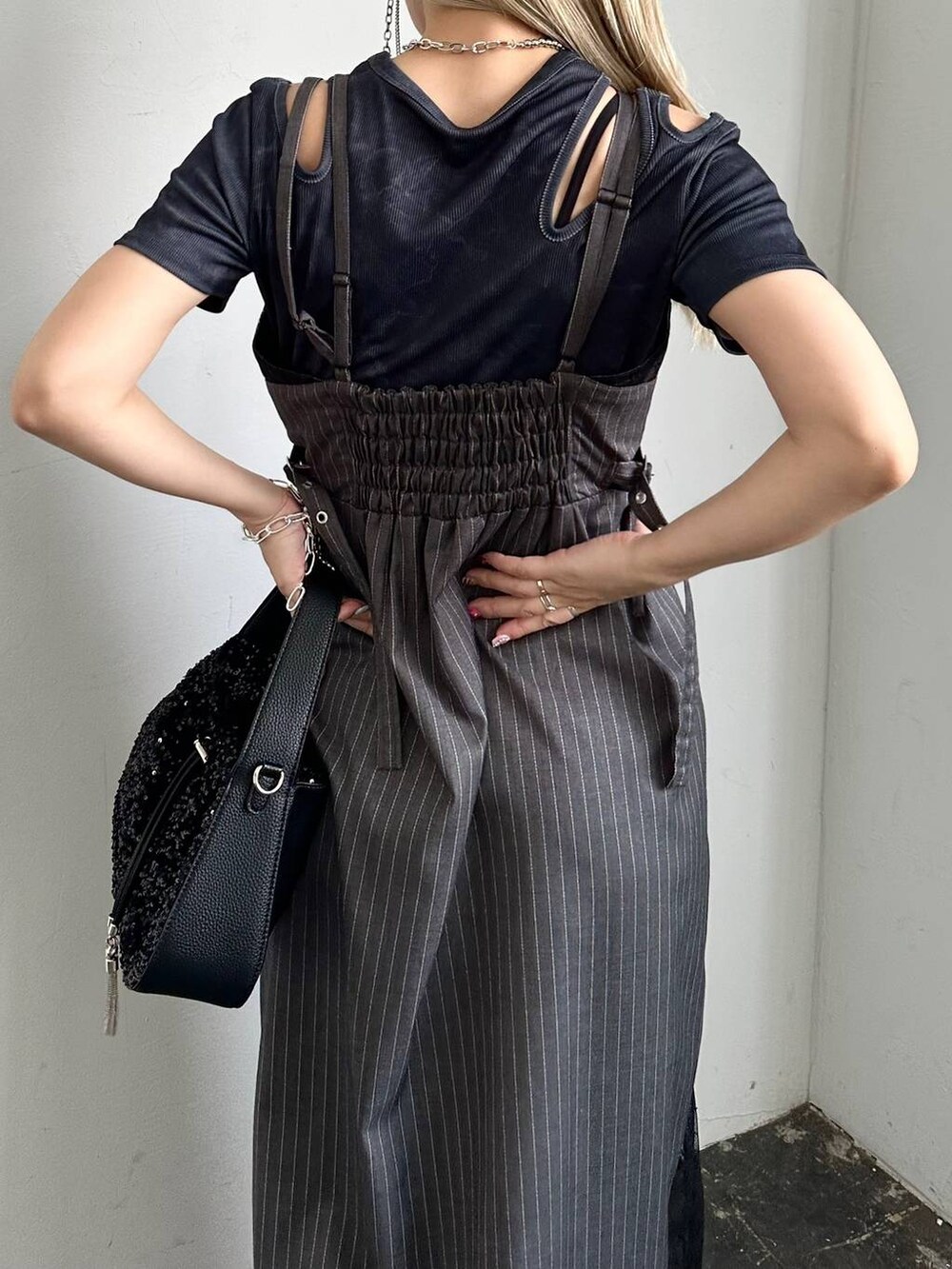 「キャミワンピース、Tシャツ、体型カバー、着痩せ・細見え、モード、結婚式2次会、休日コーデ、デート/ロマンティック、夏コーデ、女子会、個性派、モテ、きれいめ、カラーコーデ_HARE、HARE」｜「HAREの【EDGY MODE】カットデザインリブT（Tシャツ/カットソー、ブラック系）」を使った、hare_usamiさん（骨格ウェーブ・レディース・158cm）の夏コーディネートの4枚目の写真