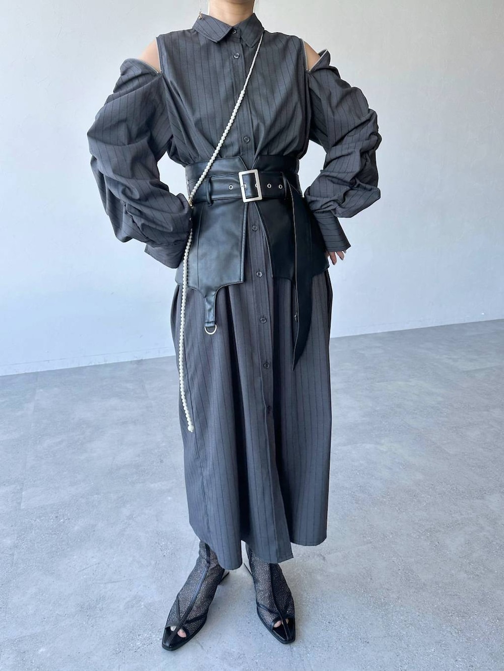「体型カバー、着痩せ・細見え、モード、結婚式2次会、休日コーデ、デート/ロマンティック、秋コーデ、女子会、個性派、モテ、きれいめ、カラーコーデ_HARE、HARE、ワンピース、ベルト」｜「HAREのアシメモチーフイヤリング(HARE)（イヤリング、シルバー系）」を使った、hare_usamiさん（骨格ウェーブ・レディース・158cm）の春コーディネートの5枚目の写真