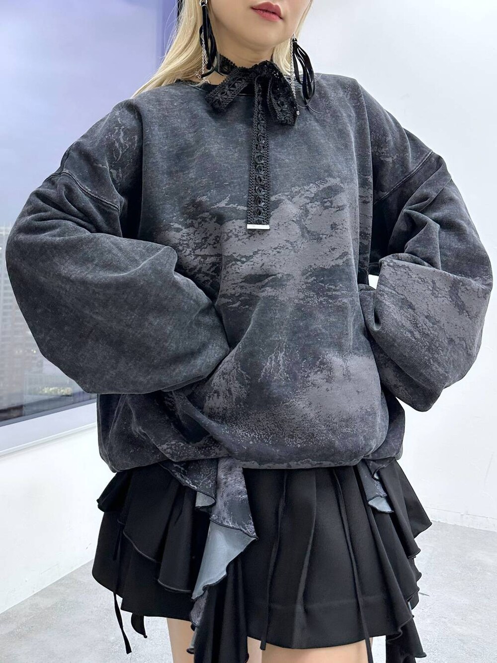 「休日コーデ、体型カバー、着痩せ・細見え、モード、結婚式2次会、デート/ロマンティック、秋コーデ、女子会、個性派、モテ、きれいめ、カラーコーデ_HARE、HARE、スウェット、ショートパンツ」｜「HAREのメタルラインロングブーツ(HARE)（ブーツ、ブラック系）」を使った、hare_usamiさん（レディース・158cm）の冬コーディネートの3枚目の写真