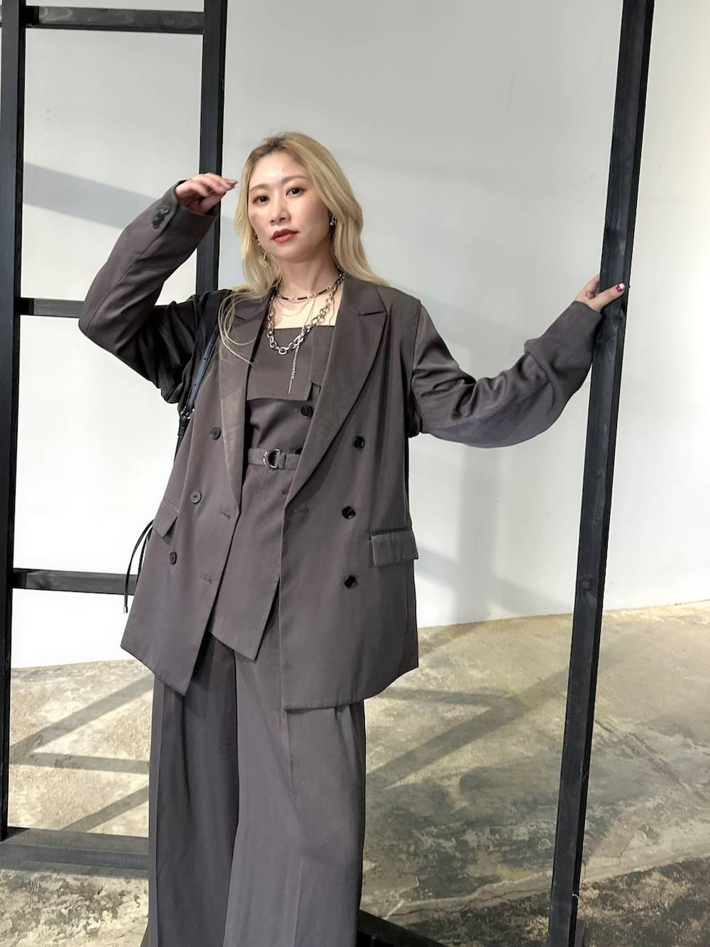 「きれいめ、着痩せ・細見え、モード、結婚式2次会、休日コーデ、デート/ロマンティック、秋コーデ、女子会、個性派、モテ、HARE、秋冬新作、ビスチェ、ジャケット、ジャケットスタイル」｜「HAREのビーズネックカフ(HARE)（ネックレス、ブラック系）」を使った、hare_usamiさん（レディース・158cm）の夏コーディネートの4枚目の写真