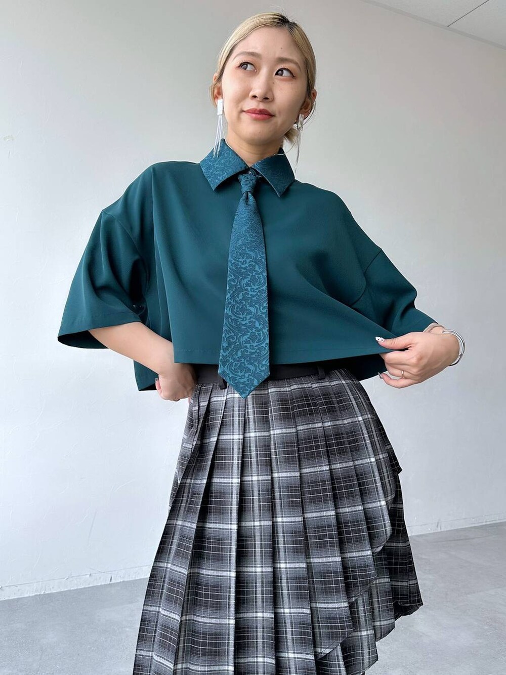 「きれいめ、着痩せ・細見え、モード、結婚式2次会、休日コーデ、デート/ロマンティック、春コーデ、女子会、個性派、モテ、カラーコーデ_HARE、HARE、ワイドパンツ、シャツ、サンダル」｜「HAREの2PSETバングル(HARE)（バングル/リストバンド、シルバー系）」を使った、hare_usamiさん（レディース・158cm）の春コーディネートの3枚目の写真