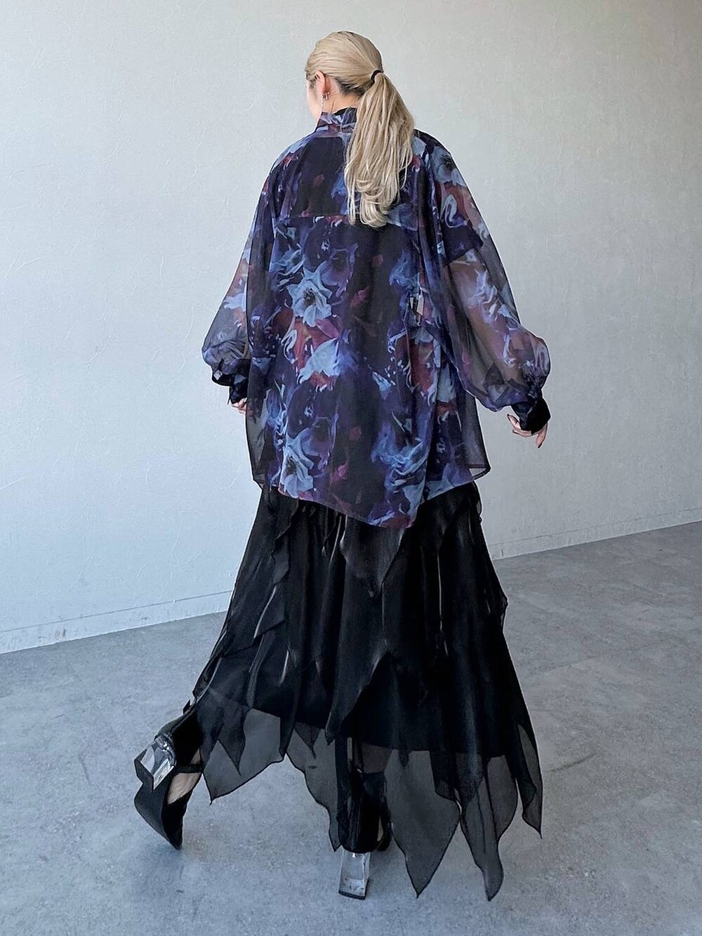 ブラック系のサンダル、ブラック系のニット/セーター、パープル系のシャツ/ブラウスを着用したレディースの春コーディネートの2枚目の写真