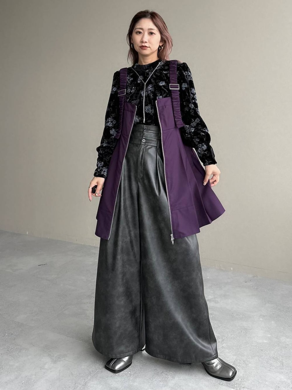 グレー系のその他パンツ、シルバー系のブーツ、パープル系のチュニックを着用したレディースの冬コーディネートの6枚目の写真