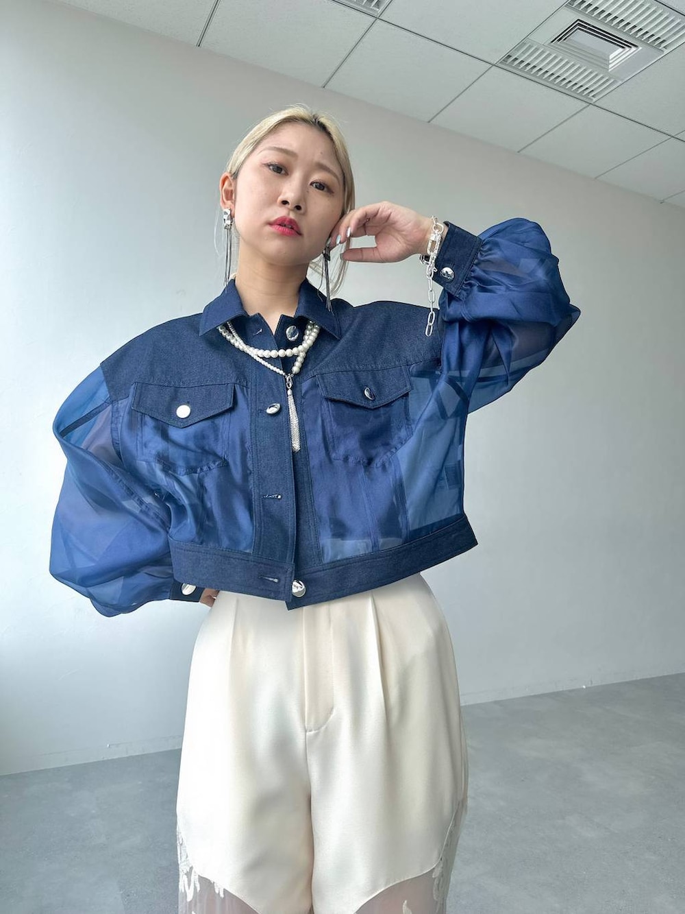 「体型カバー、着痩せ・細見え、モード、結婚式2次会、休日コーデ、デート/ロマンティック、夏コーデ、女子会、個性派、モテ、きれいめ、カラーコーデ_HARE、HARE、ジャケット、デニムジャケット」｜「HAREのvintageシシュウキリカエパンツ(HARE)（その他パンツ、ホワイト系）」を使った、hare_usamiさん（骨格ウェーブ・レディース・158cm）の夏コーディネートの6枚目の写真