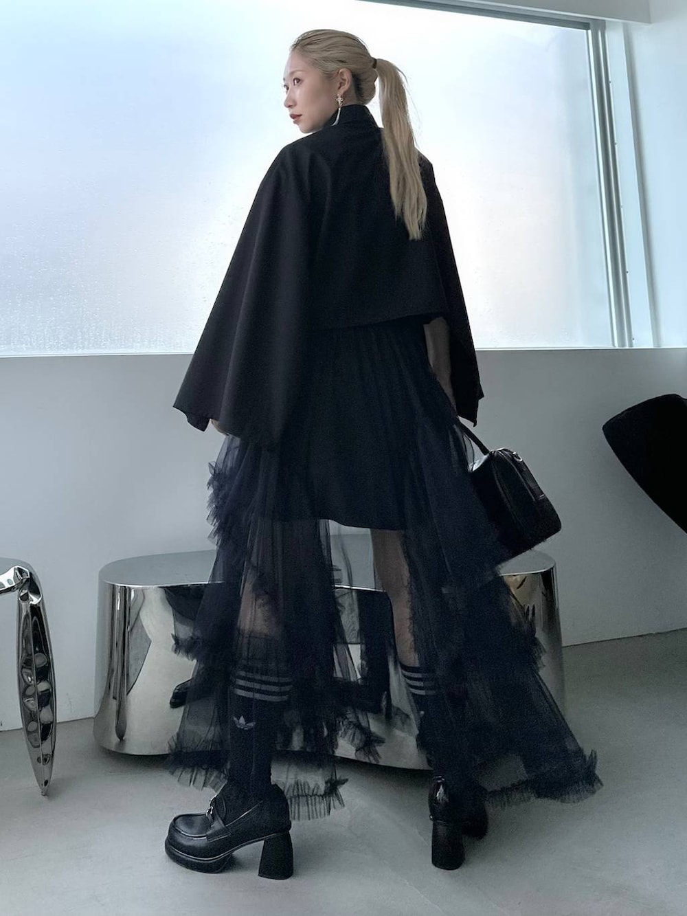 ブラック系のボストンバッグ、ブラック系のシャツ/ブラウス、ブラック系のローファーを着用したレディースの夏コーディネートの3枚目の写真