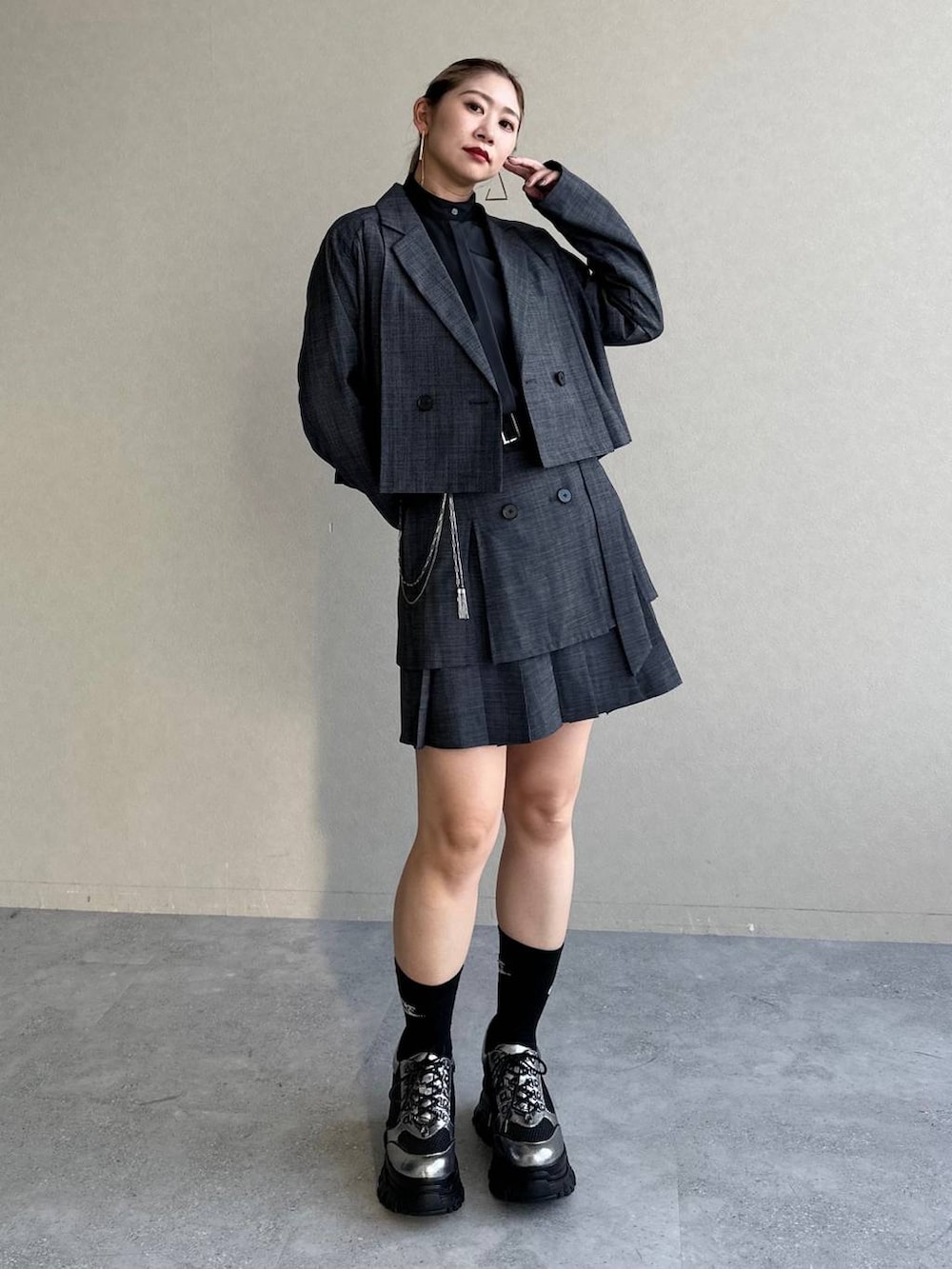 「きれいめ、着痩せ・細見え、モード、結婚式2次会、休日コーデ、デート/ロマンティック、秋コーデ、女子会、個性派、モテ、HARE、秋冬新作、セットアップ、ジャケット、ジャケットスタイル」｜「HAREのラメメッシュスニーカー(HARE)（スニーカー、シルバー系）」を使った、hare_usamiさん（レディース・158cm）の夏コーディネートの6枚目の写真