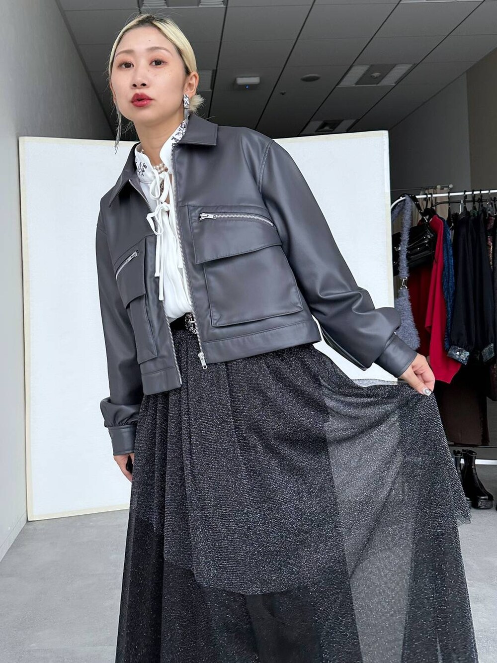 「体型カバー、着痩せ・細見え、モード、結婚式2次会、休日コーデ、デート/ロマンティック、秋コーデ、女子会、個性派、モテ、きれいめ、カラーコーデ_HARE、HARE、ジャケット、ジャケットスタイル」｜「HAREのメタルヒールストレッチブーツ(HARE)（ブーツ、シルバー系）」を使った、hare_usamiさん（レディース・158cm）の秋コーディネートの4枚目の写真