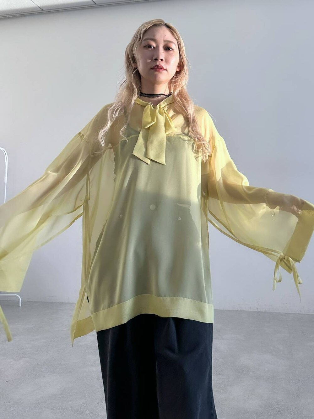 シルバー系のサンダル、ブラック系のデニムパンツ、イエロー系のTシャツ/カットソーを着用したレディースの春コーディネートの3枚目の写真