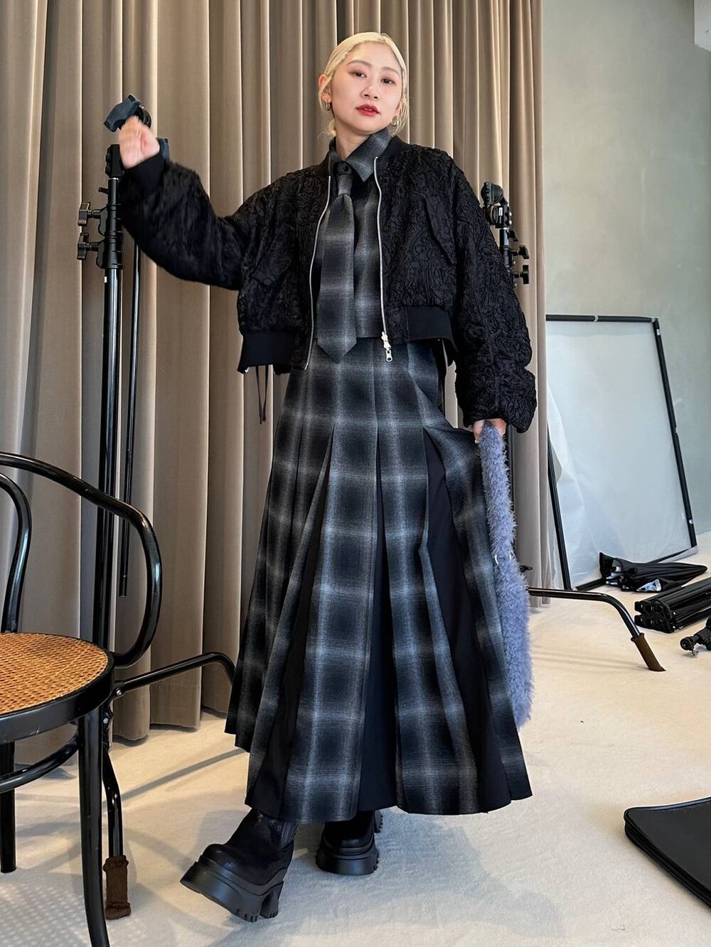 「結婚式2次会、休日コーデ、デート/ロマンティック、秋コーデ、女子会、きれいめ、HARE、シャツ、シャツスタイル、セットアップ、スカート、カラーコーデ_HARE、体型カバー、着痩せ・細見え、モード」｜「HAREのメタリックサイドゴアブーツ(HARE)（ブーツ、ブラック系）」を使った、hare_usamiさん（骨格ウェーブ・レディース・158cm）の秋コーディネートの2枚目の写真