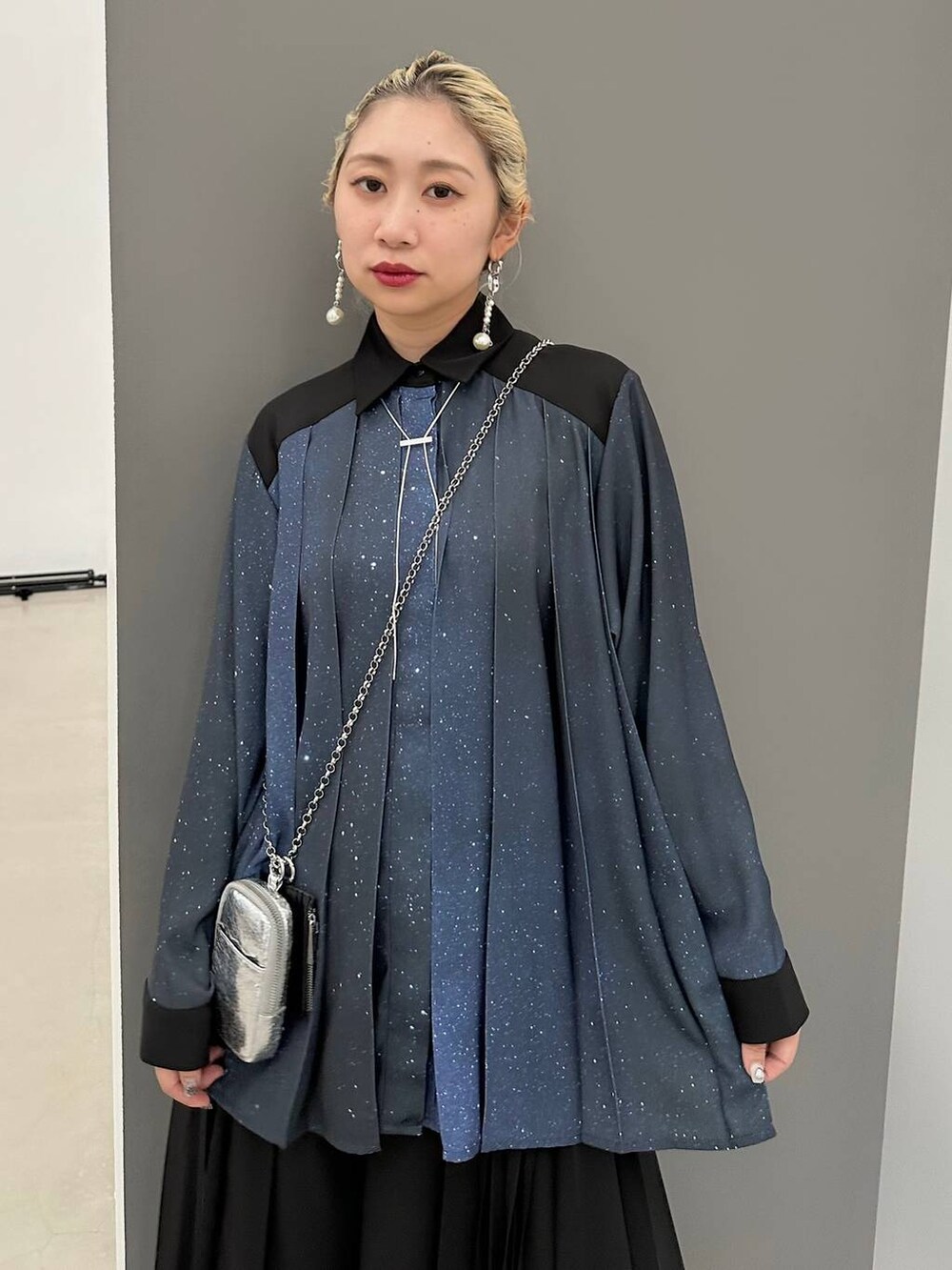 「体型カバー、着痩せ・細見え、モード、結婚式2次会、休日コーデ、デート/ロマンティック、秋コーデ、女子会、個性派、モテ、きれいめ、カラーコーデ_HARE、HARE、シャツ、シャツスタイル」｜「HAREのメタルヒールストレッチブーツ(HARE)（ブーツ、シルバー系）」を使った、hare_usamiさん（レディース・158cm）の秋コーディネートの3枚目の写真