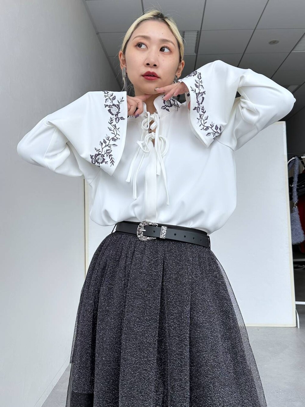 「体型カバー、着痩せ・細見え、モード、結婚式2次会、休日コーデ、デート/ロマンティック、秋コーデ、女子会、個性派、モテ、きれいめ、カラーコーデ_HARE、HARE、ジャケット、ジャケットスタイル」｜「HAREのメタルヒールストレッチブーツ(HARE)（ブーツ、シルバー系）」を使った、hare_usamiさん（レディース・158cm）の秋コーディネートの6枚目の写真