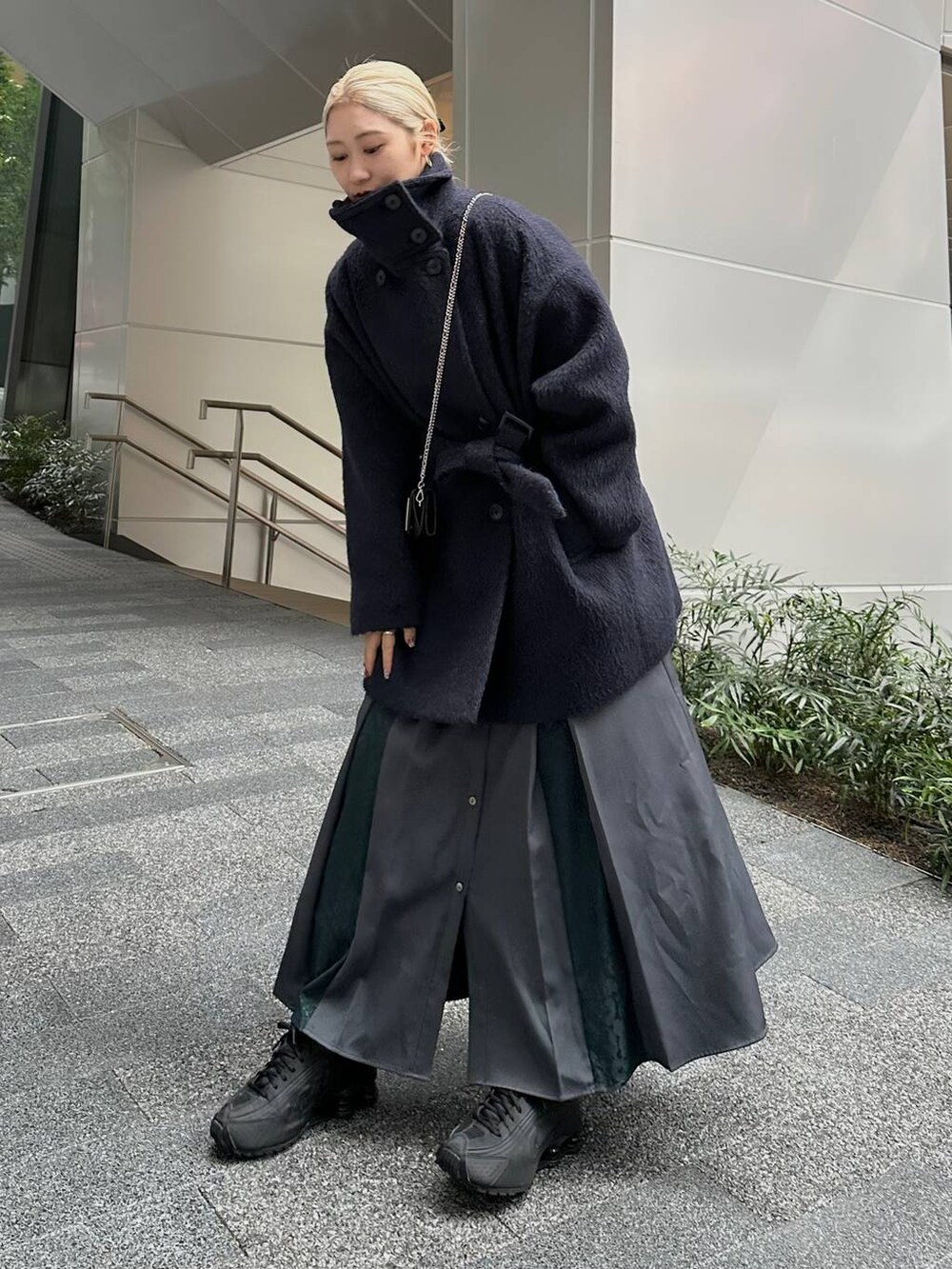 「体型カバー、着痩せ・細見え、モード、結婚式2次会、休日コーデ、デート/ロマンティック、秋コーデ、女子会、個性派、モテ、きれいめ、カラーコーデ_HARE、HARE、コート、ピーコート」｜「HAREのシャギースタンドブルゾン(HARE)（ブルゾン、パープル系）」を使った、hare_usamiさん（レディース・158cm）の秋コーディネートの2枚目の写真