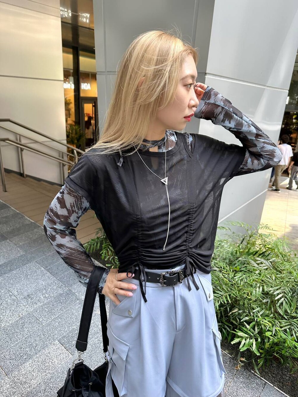 「きれいめ、着痩せ・細見え、モード、Tシャツ、ワイドパンツ、結婚式2次会、休日コーデ、デート/ロマンティック、夏コーデ、女子会、個性派、モテ、カラーコーデ_HARE、HARE」｜「HAREのラメメッシュスニーカーサンダル(HARE)（サンダル、ブラック系）」を使った、hare_usamiさん（レディース・158cm）の夏コーディネートの3枚目の写真