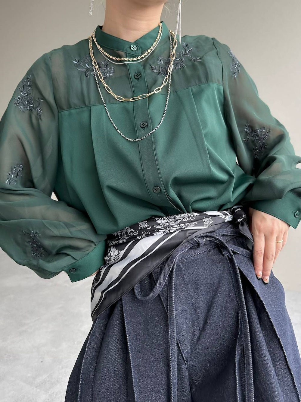 「きれいめ、着痩せ・細見え、モード、結婚式2次会、休日コーデ、デート/ロマンティック、夏コーデ、女子会、個性派、モテ、カラーコーデ_HARE、HARE、スカーフ、デニムパンツ、シャツ」｜「HAREのシシュウシアーシャツ(HARE)（シャツ/ブラウス、グリーン系）」を使った、hare_usamiさん（レディース・158cm）の夏コーディネートの5枚目の写真