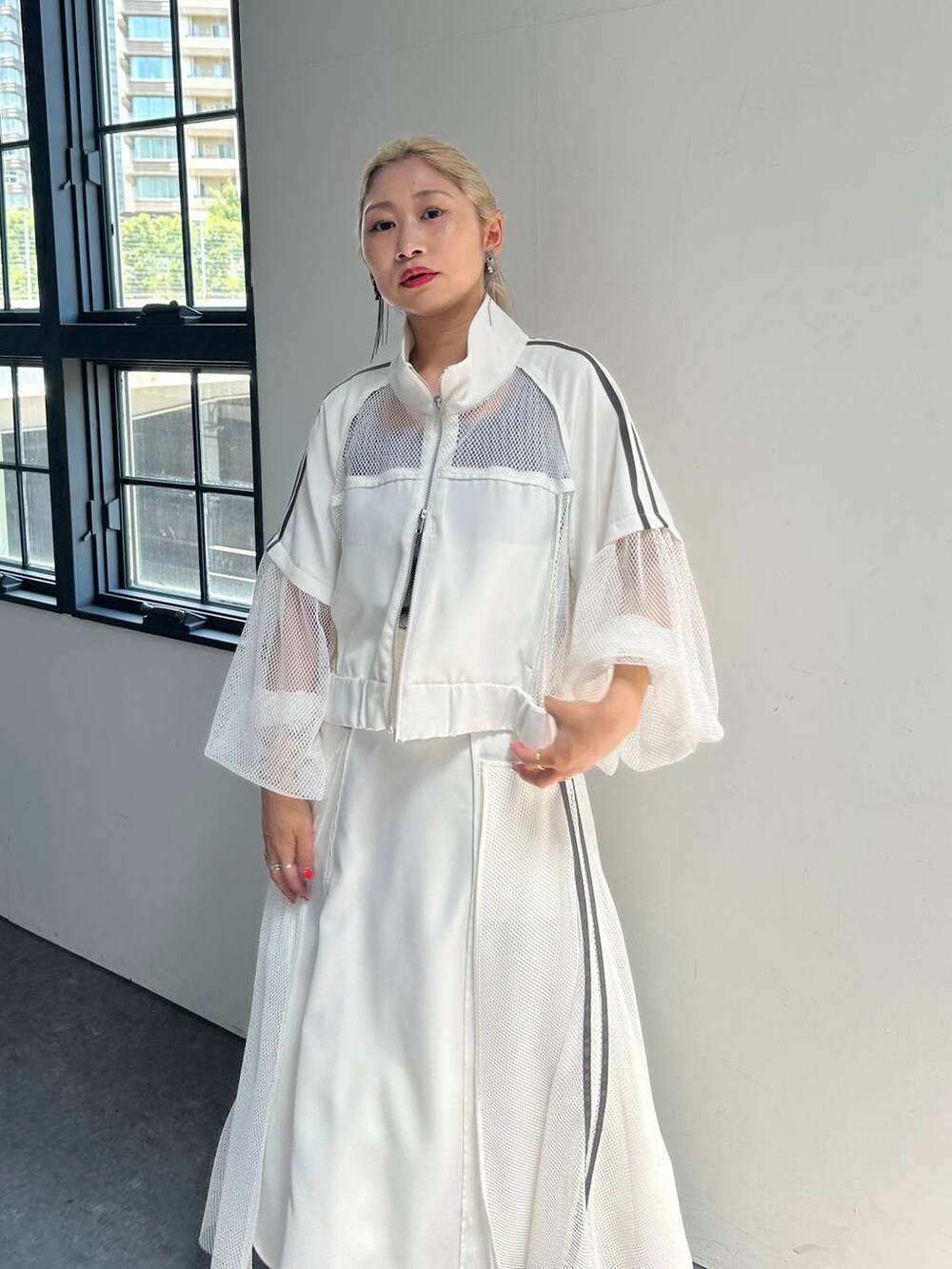 「休日コーデ、体型カバー、着痩せ・細見え、モード、結婚式2次会、デート/ロマンティック、夏コーデ、女子会、個性派、モテ、きれいめ、カラーコーデ_HARE、HARE、セットアップ、ブルゾン」｜「HAREのメタルヒールメッシュブーサン(HARE)（サンダル、ホワイト系）」を使った、hare_usamiさん（骨格ウェーブ・レディース・158cm）の春コーディネートの4枚目の写真