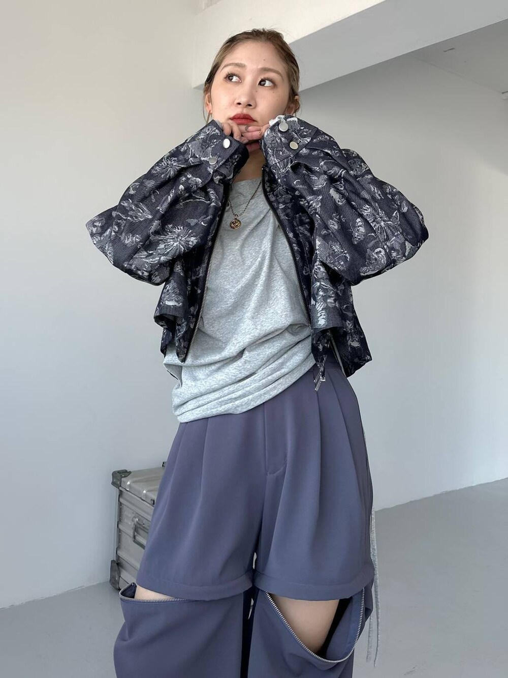 パープル系のカーゴパンツ、グレー系のTシャツ/カットソー、グレー系のブーツを着用したレディースの夏コーディネートの4枚目の写真